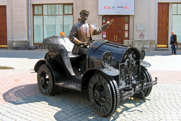 Памятник водителю