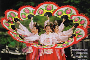 Традиционный корейский танец - бучэчум (танец с веерами): девушки надевают национальный костюм - ханбок, а в руках держат яркие веера из перьев. С помощью вееров создаются волна и цветок