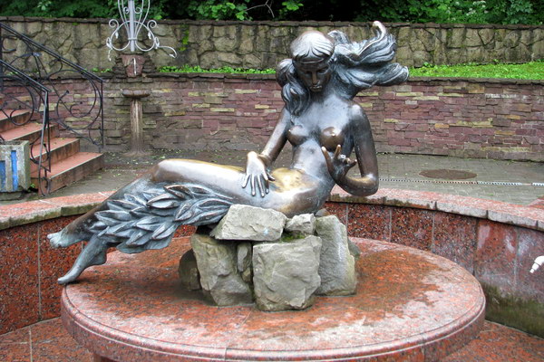 Скульптура возле источника воды «Юзя»